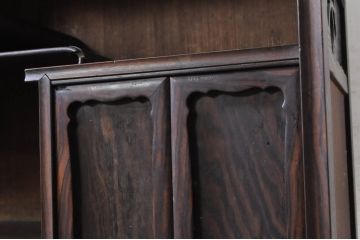 和製アンティーク　桑材・黒檀(コクタン)材　落ち着きのある色合いが和モダンな印象を深める茶棚(収納棚、戸棚、飾り棚、違い棚)(R-068382)