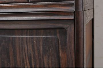 和製アンティーク　桑材・黒檀(コクタン)材　落ち着きのある色合いが和モダンな印象を深める茶棚(収納棚、戸棚、飾り棚、違い棚)(R-068382)