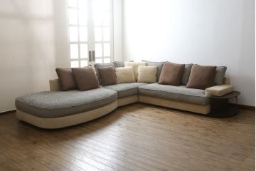 中古　美品　arflex(アルフレックス)　GRAN(グラン)　サイドテーブル付き　レーザーとファブリックの組み合わせがお洒落なクッション付きシステムソファ(本革、カウチソファ、コーナーソファ、ラウンドソファ、アームソファ)(R-068386)