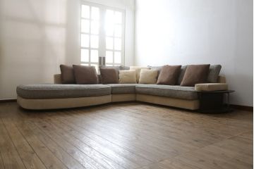 中古　美品　arflex(アルフレックス)　GRAN(グラン)　サイドテーブル付き　レーザーとファブリックの組み合わせがお洒落なクッション付きシステムソファ(本革、カウチソファ、コーナーソファ、ラウンドソファ、アームソファ)(R-068386)