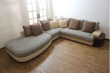 中古　美品　arflex(アルフレックス)　GRAN(グラン)　サイドテーブル付き　レーザーとファブリックの組み合わせがお洒落なクッション付きシステムソファ(本革、カウチソファ、コーナーソファ、ラウンドソファ、アームソファ)(R-068386)