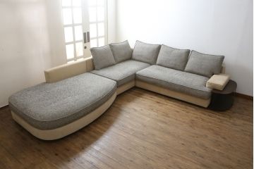 中古　美品　arflex(アルフレックス)　GRAN(グラン)　サイドテーブル付き　レーザーとファブリックの組み合わせがお洒落なクッション付きシステムソファ(本革、カウチソファ、コーナーソファ、ラウンドソファ、アームソファ)(R-068386)