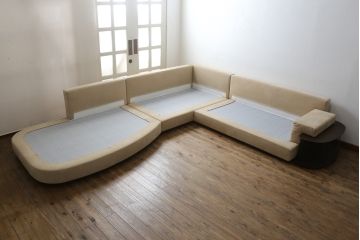 中古　美品　arflex(アルフレックス)　GRAN(グラン)　サイドテーブル付き　レーザーとファブリックの組み合わせがお洒落なクッション付きシステムソファ(本革、カウチソファ、コーナーソファ、ラウンドソファ、アームソファ)(R-068386)