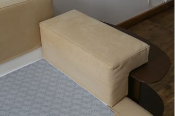 中古　美品　arflex(アルフレックス)　GRAN(グラン)　サイドテーブル付き　レーザーとファブリックの組み合わせがお洒落なクッション付きシステムソファ(本革、カウチソファ、コーナーソファ、ラウンドソファ、アームソファ)(R-068386)