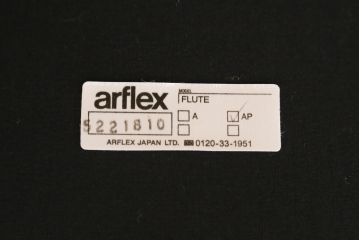 中古　美品　arflex(アルフレックス)　FLUTE(フルーテ)　FLU-APBLKBN(NWN)　身体を包み込む曲線が美しいアームチェア(パイピング)4脚セット(ダイニングチェア、椅子、イス)(定価4脚で約74万3千円)(R-068389)