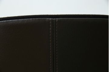 中古　美品　arflex(アルフレックス)　FLUTE(フルーテ)　FLU-APBLKBN(NWN)　身体を包み込む曲線が美しいアームチェア(パイピング))2脚セット(ダイニングチェア、椅子、イス、バラ売り可能)(定価2脚で約37万千円)(R-068390)