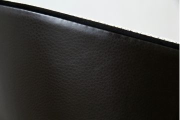 中古　美品　arflex(アルフレックス)　FLUTE(フルーテ)　FLU-APBLKBN(NWN)　身体を包み込む曲線が美しいアームチェア(パイピング))2脚セット(ダイニングチェア、椅子、イス、バラ売り可能)(定価2脚で約37万千円)(R-068390)