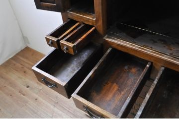和製ビンテージ　楡(ニレ)材　アンティーク調　重厚感のある佇まいが魅力の水屋箪笥(食器棚、戸棚、収納棚、茶箪笥、キャビネット、重ね箪笥、ヴィンテージ)(R-068393)