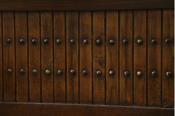 和製ビンテージ　楡(ニレ)材　アンティーク調　重厚感のある佇まいが魅力の水屋箪笥サイドボード(食器棚、収納棚、戸棚、時代箪笥、茶箪笥、サイドキャビネット、テレビ台、テレビボード、ヴィンテージ)(R-068395)