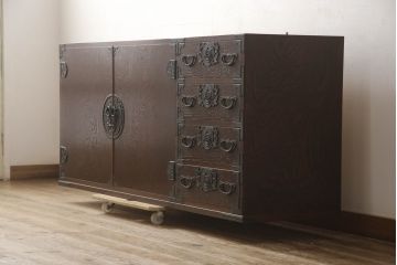 中古　美品　国産　重厚感ある金具が魅力的な民芸箪笥ローチェスト(サイドボード、サイドチェスト、ローボード、テレビ台、テレビボード、収納棚)(R-068400)
