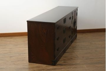 中古　国産　民芸家具　天板リメイク　重厚な佇まいが魅力的なテレビ台(ローボード、ローチェスト、収納棚、収納タンス、引出し)(R-068402)