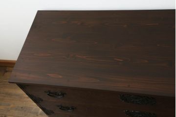 中古　国産　民芸家具　天板リメイク　重厚な佇まいが魅力的なテレビ台(ローボード、ローチェスト、収納棚、収納タンス、引出し)(R-068402)