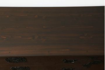 中古　国産　民芸家具　天板リメイク　重厚な佇まいが魅力的なテレビ台(ローボード、ローチェスト、収納棚、収納タンス、引出し)(R-068402)