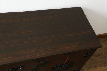 中古　国産　民芸家具　天板リメイク　重厚な佇まいが魅力的なテレビ台(ローボード、ローチェスト、収納棚、収納タンス、引出し)(R-068402)