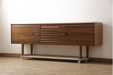 イギリスビンテージ　White&Newton社製(ホワイト&ニュートン)　Lloyd's Antiques(ロイズ・アンティークス)取り扱い　ローズウッド材　洗練された美しいデザインが魅力的なサイドボード(サイドキャビネット、リビングボード、テレビ台、テレビボード、収納棚、戸棚、英国、ヴィンテージ)(R-068403)