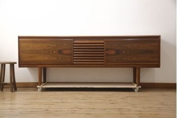 イギリスビンテージ　White&Newton社製(ホワイト&ニュートン)　Lloyd's Antiques(ロイズ・アンティークス)取り扱い　ローズウッド材　洗練された美しいデザインが魅力的なサイドボード(サイドキャビネット、リビングボード、テレビ台、テレビボード、収納棚、戸棚、英国、ヴィンテージ)(R-068403)