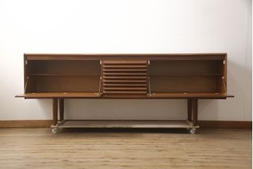 イギリスビンテージ　White&Newton社製(ホワイト&ニュートン)　Lloyd's Antiques(ロイズ・アンティークス)取り扱い　ローズウッド材　洗練された美しいデザインが魅力的なサイドボード(サイドキャビネット、リビングボード、テレビ台、テレビボード、収納棚、戸棚、英国、ヴィンテージ)(R-068403)