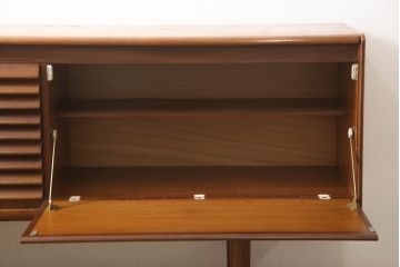 イギリスビンテージ　White&Newton社製(ホワイト&ニュートン)　Lloyd's Antiques(ロイズ・アンティークス)取り扱い　ローズウッド材　洗練された美しいデザインが魅力的なサイドボード(サイドキャビネット、リビングボード、テレビ台、テレビボード、収納棚、戸棚、英国、ヴィンテージ)(R-068403)