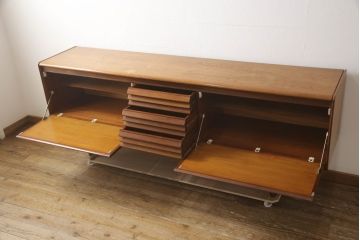 イギリスビンテージ　White&Newton社製(ホワイト&ニュートン)　Lloyd's Antiques(ロイズ・アンティークス)取り扱い　ローズウッド材　洗練された美しいデザインが魅力的なサイドボード(サイドキャビネット、リビングボード、テレビ台、テレビボード、収納棚、戸棚、英国、ヴィンテージ)(R-068403)