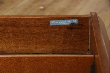 イギリスビンテージ　White&Newton社製(ホワイト&ニュートン)　Lloyd's Antiques(ロイズ・アンティークス)取り扱い　ローズウッド材　洗練された美しいデザインが魅力的なサイドボード(サイドキャビネット、リビングボード、テレビ台、テレビボード、収納棚、戸棚、英国、ヴィンテージ)(R-068403)
