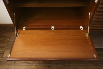 イギリスビンテージ　White&Newton社製(ホワイト&ニュートン)　Lloyd's Antiques(ロイズ・アンティークス)取り扱い　ローズウッド材　洗練された美しいデザインが魅力的なサイドボード(サイドキャビネット、リビングボード、テレビ台、テレビボード、収納棚、戸棚、英国、ヴィンテージ)(R-068403)