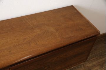 イギリスビンテージ　White&Newton社製(ホワイト&ニュートン)　Lloyd's Antiques(ロイズ・アンティークス)取り扱い　ローズウッド材　洗練された美しいデザインが魅力的なサイドボード(サイドキャビネット、リビングボード、テレビ台、テレビボード、収納棚、戸棚、英国、ヴィンテージ)(R-068403)