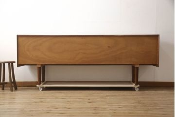 イギリスビンテージ　White&Newton社製(ホワイト&ニュートン)　Lloyd's Antiques(ロイズ・アンティークス)取り扱い　ローズウッド材　洗練された美しいデザインが魅力的なサイドボード(サイドキャビネット、リビングボード、テレビ台、テレビボード、収納棚、戸棚、英国、ヴィンテージ)(R-068403)