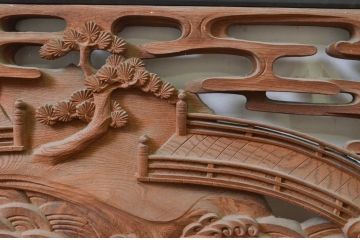 アンティーク建具　井波彫刻　欅(ケヤキ)材　躍動感あふれる風景と松の彫刻が目を惹く両面彫刻欄間2枚セット(明り取り、明かり取り)(R-068408)