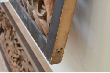 アンティーク建具　井波彫刻　欅(ケヤキ)材　躍動感あふれる風景と松の彫刻が目を惹く両面彫刻欄間2枚セット(明り取り、明かり取り)(R-068408)