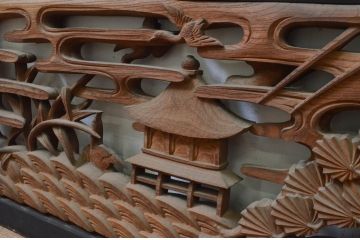 アンティーク建具　井波彫刻　欅(ケヤキ)材　躍動感あふれる風景と松の彫刻が目を惹く両面彫刻欄間2枚セット(明り取り、明かり取り)(R-068408)