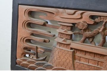 アンティーク建具　井波彫刻　欅(ケヤキ)材　躍動感あふれる風景と松の彫刻が目を惹く両面彫刻欄間2枚セット(明り取り、明かり取り)(R-068408)