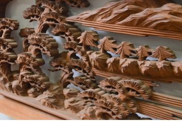 アンティーク建具　井波彫刻　修鈴作　三景の躍動感ある雰囲気が美しい両面彫刻欄間2枚セット(明り取り、明かり取り、在銘)(R-068410)
