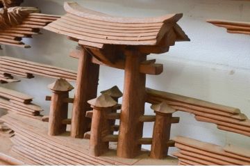 アンティーク建具　井波彫刻　修鈴作　三景の躍動感ある雰囲気が美しい両面彫刻欄間2枚セット(明り取り、明かり取り、在銘)(R-068410)