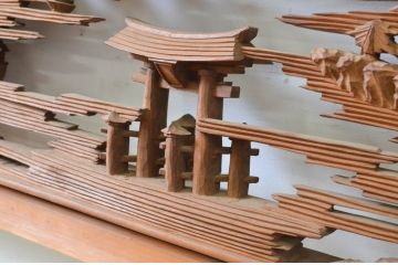 アンティーク建具　井波彫刻　修鈴作　三景の躍動感ある雰囲気が美しい両面彫刻欄間2枚セット(明り取り、明かり取り、在銘)(R-068410)