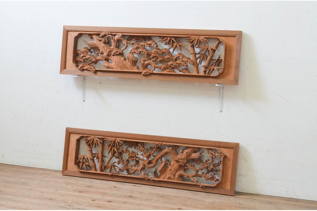 アンティーク建具　井波彫刻　躍動感ある松竹梅が美しい両面彫刻欄間2枚セット　(R-068412)