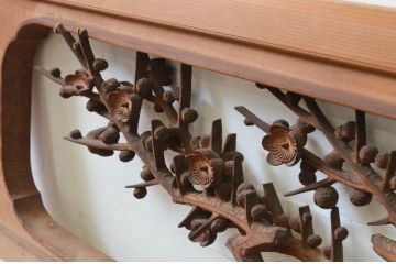 アンティーク建具　井波彫刻　辰児作　躍動感ある竹梅菊が美しい両面彫刻欄間2枚セット(明り取り、明かり取り、在銘)(R-068413)