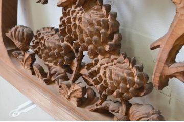 アンティーク建具　井波彫刻　辰児作　躍動感ある竹梅菊が美しい両面彫刻欄間2枚セット(明り取り、明かり取り、在銘)(R-068413)