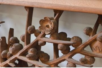 アンティーク建具　井波彫刻　辰児作　躍動感ある竹梅菊が美しい両面彫刻欄間2枚セット(明り取り、明かり取り、在銘)(R-068413)