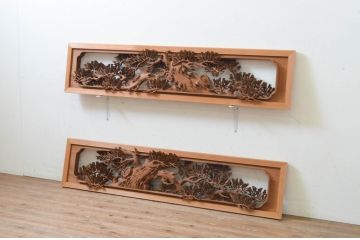 アンティーク建具　井波彫刻　育山刀　迫力ある松が美しい両面彫刻欄間2枚セット(明り取り、明かり取り、在銘)(R-068416)