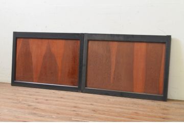 アンティーク建具　黒漆枠　杉材のユニークな木目と色合いを楽しめる板戸窓2枚セット(引き戸)(R-068431)