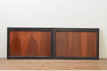 アンティーク建具　黒漆枠　杉材のユニークな木目と色合いを楽しめる板戸窓2枚セット(引き戸)(R-068431)