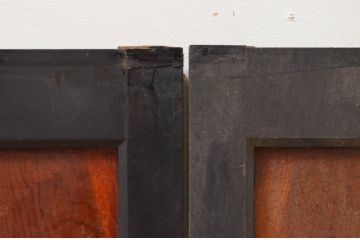 アンティーク建具　黒漆枠　杉材のユニークな木目と色合いを楽しめる板戸窓2枚セット(引き戸)(R-068431)