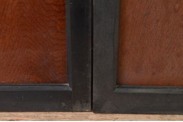 アンティーク建具　黒漆枠　杉材のユニークな木目と色合いを楽しめる板戸窓2枚セット(引き戸)(R-068431)