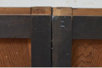 アンティーク建具　黒漆枠　杉材のユニークな木目と色合いを楽しめる板戸窓2枚セット(引き戸)(R-068431)