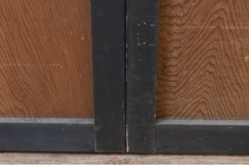 アンティーク建具　黒漆枠　杉材のユニークな木目と色合いを楽しめる板戸窓2枚セット(引き戸)(R-068431)