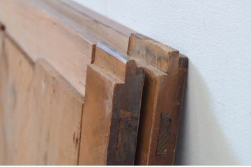 アンティーク建具　ヒノキ板　長い歳月を重ねた味わいが魅力の横桟付き板戸窓2枚セット(引き戸)(R-068434)