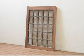 アンティーク建具　枠欅(ケヤキ)材　亀甲金網入りの重厚感ある小さなくぐり戸1枚(きつね格子、狐格子、引き戸、蔵戸、格子戸、マス目、升目、金網戸)(R-068435)