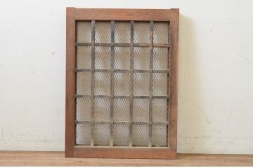 アンティーク建具　枠欅(ケヤキ)材　亀甲金網入りの重厚感ある小さなくぐり戸1枚(きつね格子、狐格子、引き戸、蔵戸、格子戸、マス目、升目、金網戸)(R-068435)