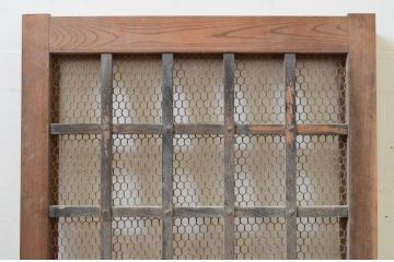 アンティーク建具　枠欅(ケヤキ)材　亀甲金網入りの重厚感ある小さなくぐり戸1枚(きつね格子、狐格子、引き戸、蔵戸、格子戸、マス目、升目、金網戸)(R-068435)