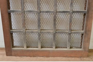 アンティーク建具　枠欅(ケヤキ)材　亀甲金網入りの重厚感ある小さなくぐり戸1枚(きつね格子、狐格子、引き戸、蔵戸、格子戸、マス目、升目、金網戸)(R-068435)